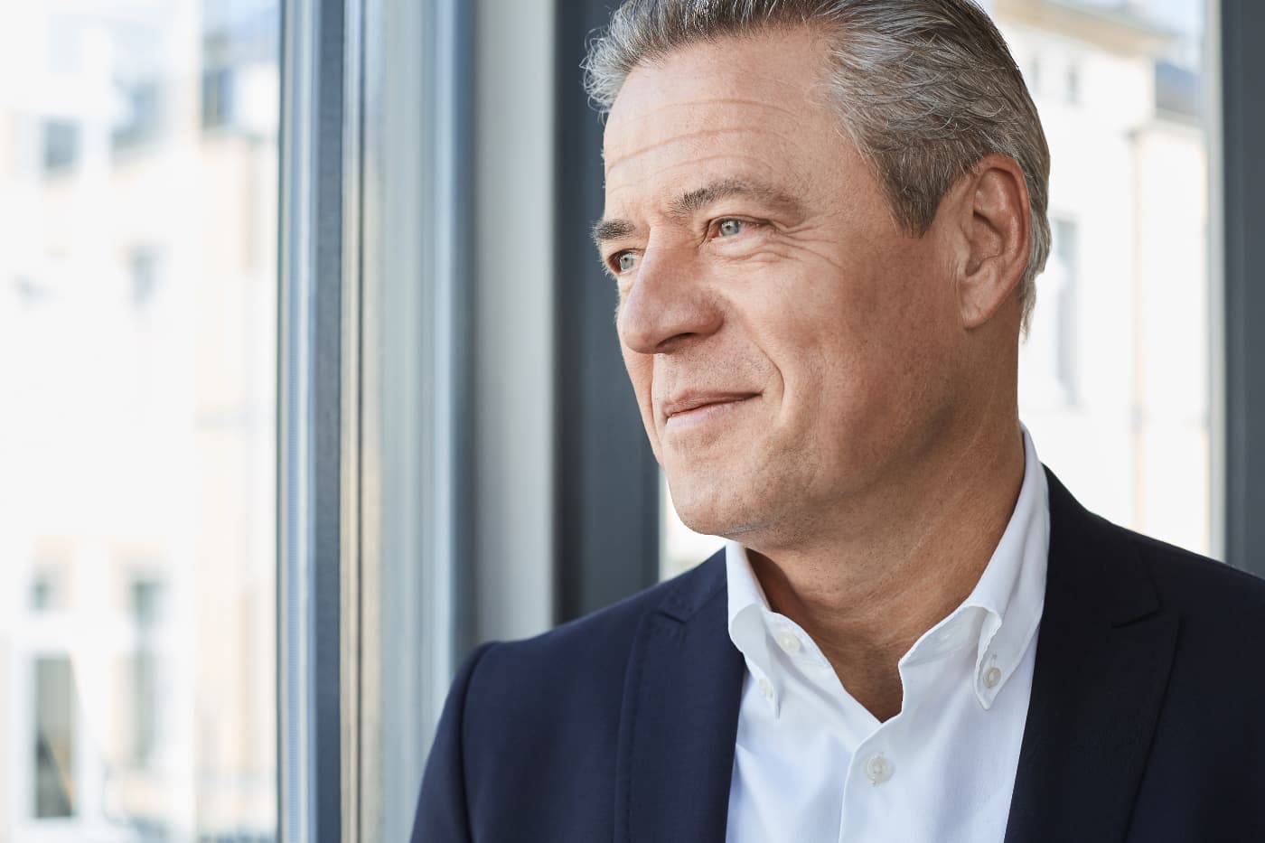 Notar Uerlings schaut mit visionärem Blick aus dem Fenster