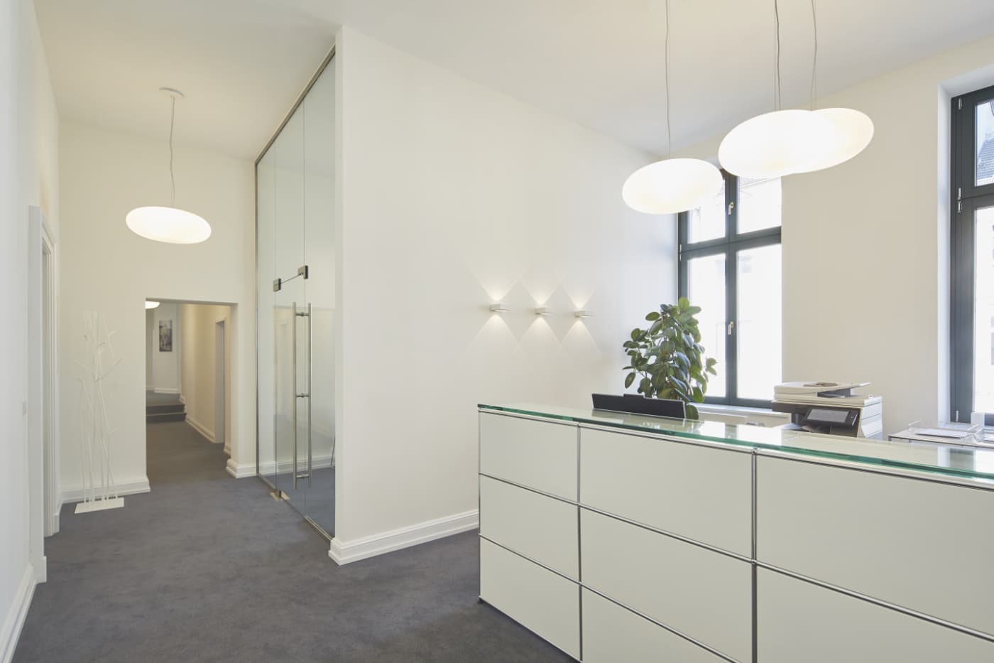 Architekturfotografie des Eingangstresen mit langem Flur in weiß