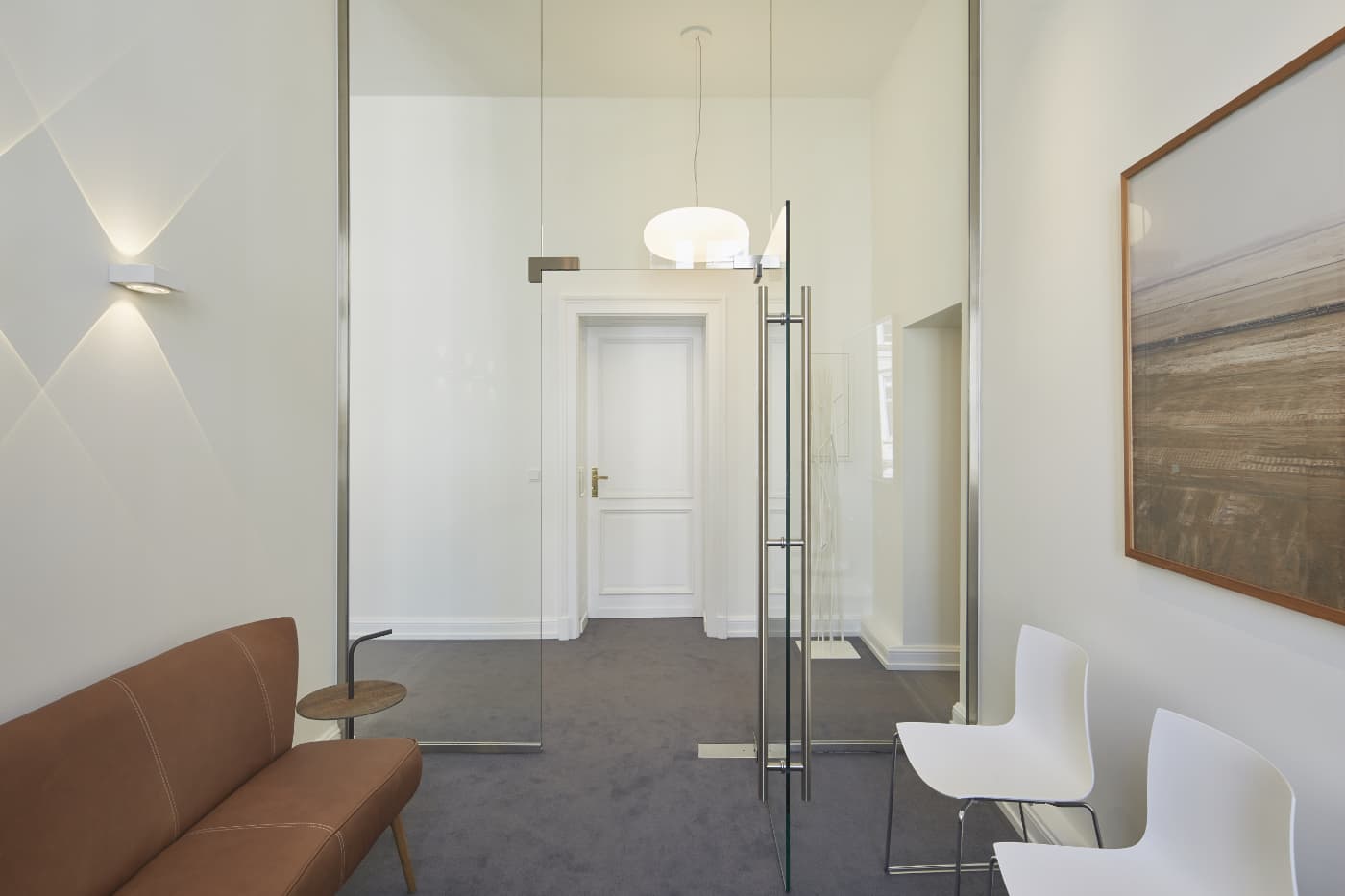 Architekturfotografie eines Wartezimmers mit Glastür